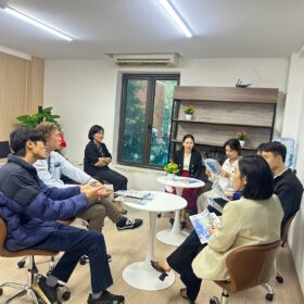 Phụ huynh và học sinh trao đổi, chia sẻ trải nghiệm khi lựa chọn Trung tâm tư vấn du học HCIT