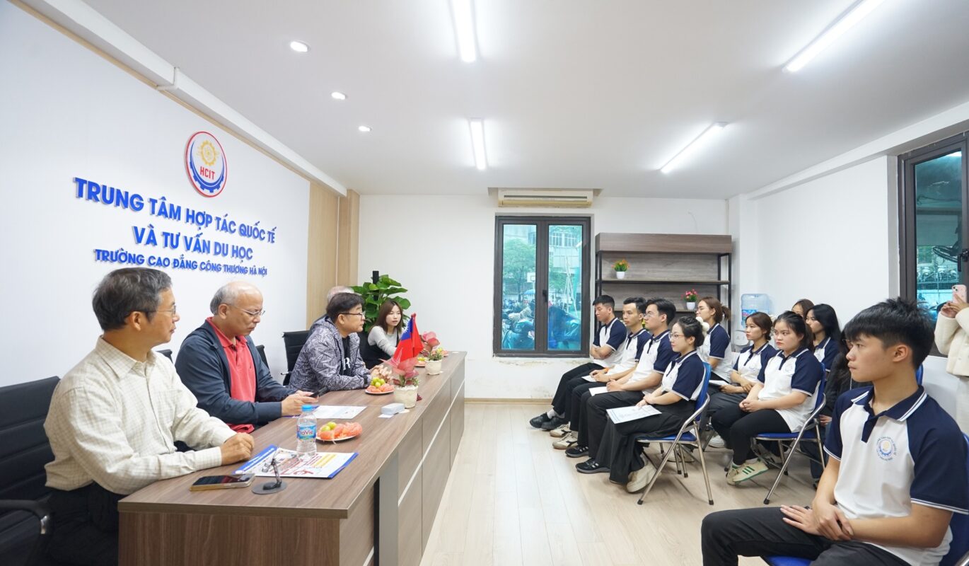 Học viên HCIT tham gia buổi gặp gỡ và lắng nghe giáo sư Trường Đại học Côn Sơn (Đài Loan) định hướng du học